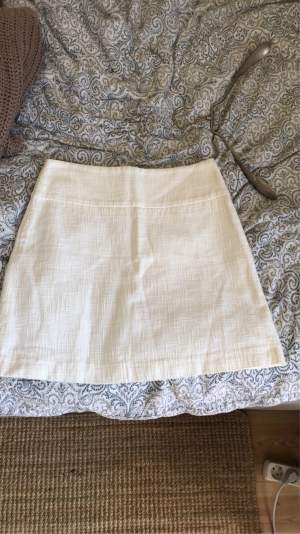 Jätte fin och söt vit kjol från Lindex. Skönt material och sitter på plats Köpt för 300kr Tveka inte att höra av dig om du har frågor😊