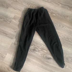 2 mjukis byxor storlek S - Typ 1 år gamla aldrig använt pga de är för korta för mig (162,5 cm lång är jag)