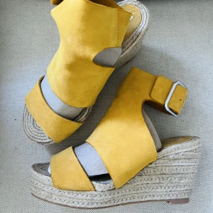 Sandaletter med kilklack strl 39 - Fina skor i mocka med kilklack som jag tyvärr inte kan gå i längre 😆 Inköpta på H&M för ett par år sedan och använd vid ett fåtal tillfälle. Hela och rena. 