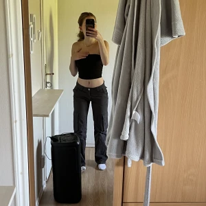Cargo Pants - säljer då de inte är min stil, frågor om mer bilder eller annat på dm! (kan lägga upp igen så man får fri frakt)