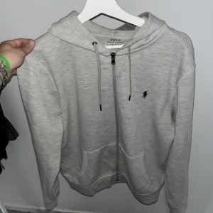 Ralle Zip - fet ralle zip lite mini grisch men ändå skön o ha me allt möjligt sådär. perfekt ash grey färg inte hottat någon bättre out there. steal ingen qear o kostar typ 1 o fem mannen cmonnn