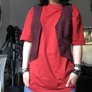 Vinröd väst - Vinröd väst med knappar🫶 jättefin och skön använd några gånger :)