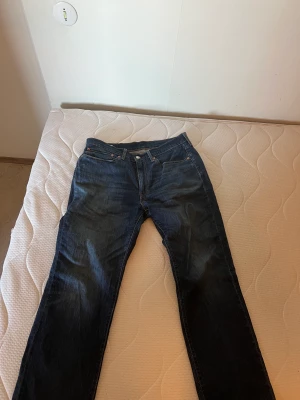 Levis 514 - Levis byxor till salu för dom inte länge passar 
