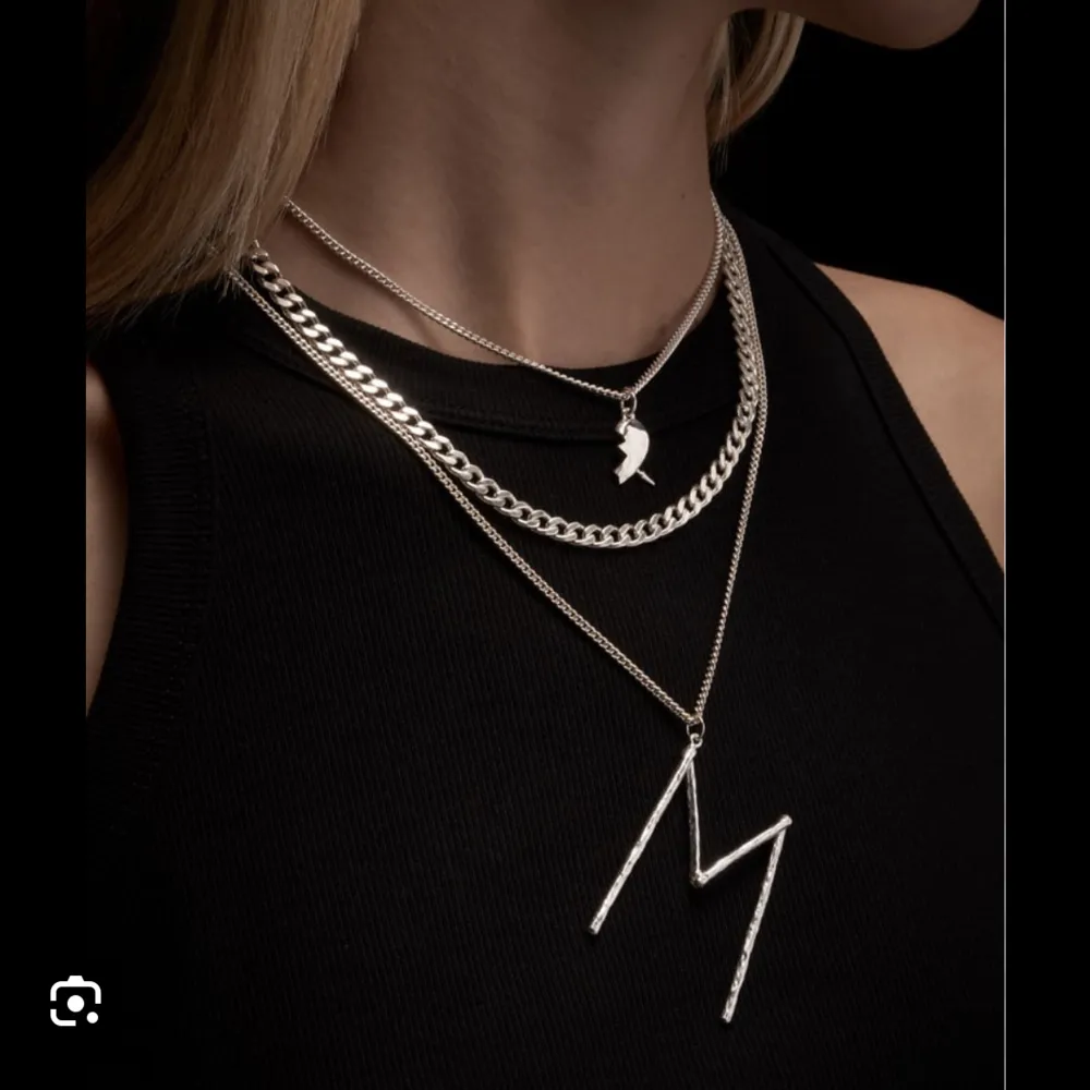 Söker detta halsband eller berlock från Maria nilsdotter i bokstaven F, alltså den stora berlocken inte lilla!!. Accessoarer.