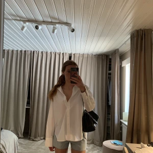 Vit skjorta  - Intressekoll på denna fina skjorta från Zara! Endast använd ett fåtal gånger, perfekt nu till sommaren!💕