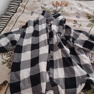 Rutig skjorta - Tunn rutig skjorta passar perfekt på sommaren