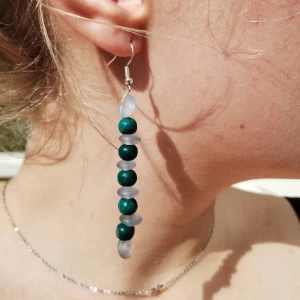 Örhängen  - Glas och träpärlor