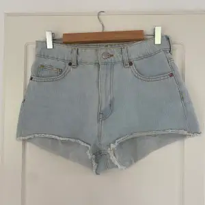 Fina jeansshorts från hm! Använda några gånger men inte så många då jag köpte dem i en för liten storlek. Köparen står för frakten!