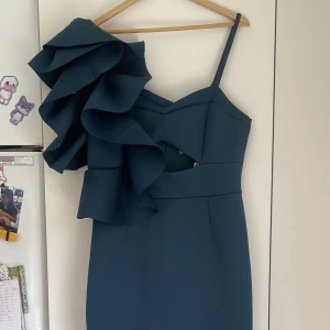 Festklänning  - Aldrig använd festklänning! 