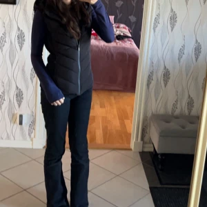 Svart zara väst - Säljer min svarta zara väst för att jag inte har nån stor användning av den längre, har använt den ett par gånger men den är fortfarande i bra skick, priset går att diskutera 💕