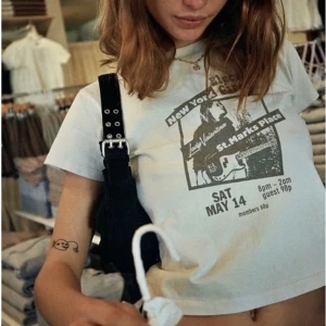 Baby tee - Off vit/beige t shirt från brandy melville