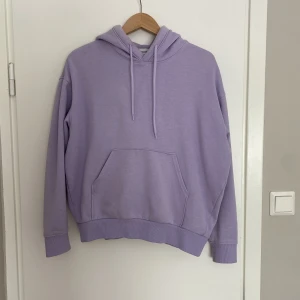 Ljuslila hoodie - Mysig hoodie från Weekday! Oz-modell så skulle uppskatta att den passar mellan xs-m