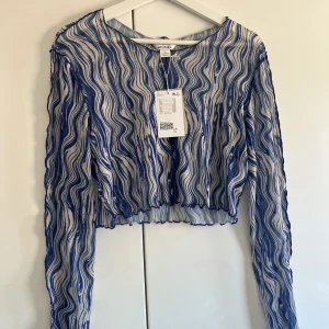 Topp - Helt oanvänd topp från Monki i storlek L. Alla prislappar är kvar på den