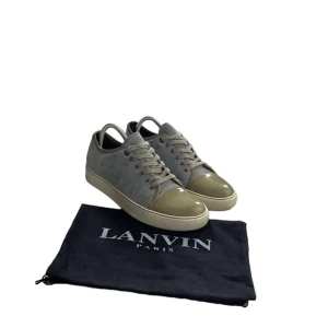 Lanvin cap Toe sneakers  - Lanvin cap Toe sneakers  Storlek: 40 passar 41-42  Cond: 8,5/10 Pris:   2050:- dustbag ingår ej ⚠️  Skriv pm för mer information