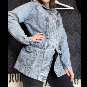 Jeansjacka - Jeansjacka i kraftigt jeanstyg. Nyskick!!! Aldrig använd 