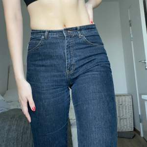 Mörkblå jeans från flash. Storlek 38, de är är ganska bra längd för mig som är 178 cm. 