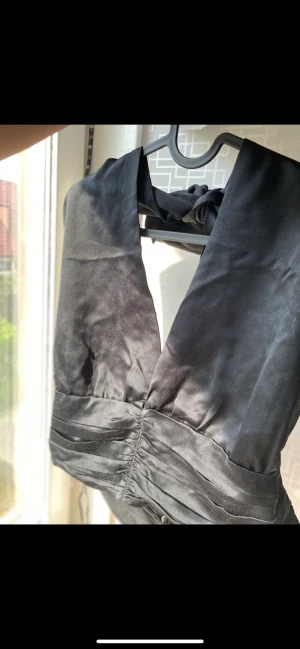 Svart topp - Helt oanvänd och prislappen är kvar! Den passar perfekt nu till fester i sommar😁 säljer pga för stor för mig💗