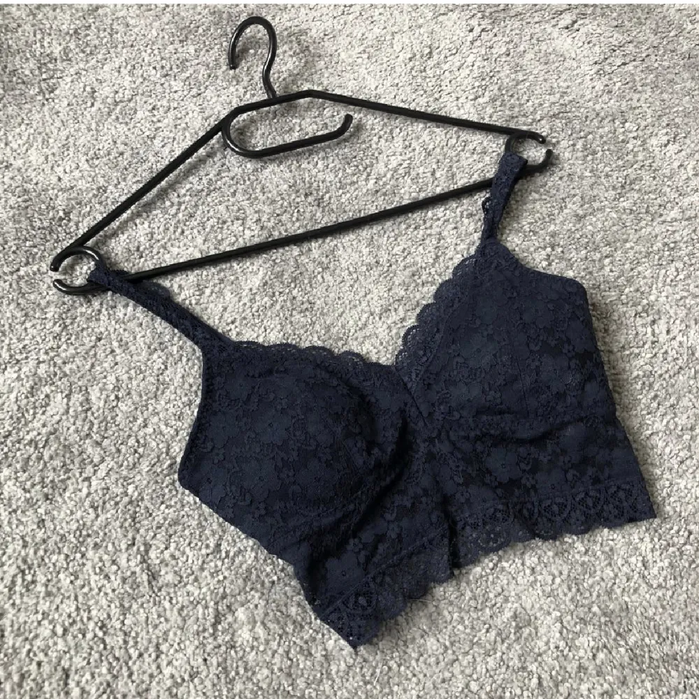 En jättefin Bralette/linne från hollister, jättebra skick ser ny ut! Storlek s. Toppar.