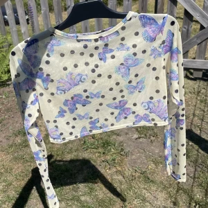 Topp - En genomskinlig topp du kan ha över ett linne, en bikini eller varför inte bara en bh? Det står att toppen är 40/42 men jag som har storlek M tycker att den är till gränsen för liten i armarna så jag skulle säga att den är S. 