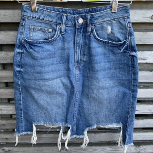 Jeanskjol från H&M - Jeanskjol från H&M i storlek 36. Kan skickas men då står köparen för fraktkostnaden. #H&M