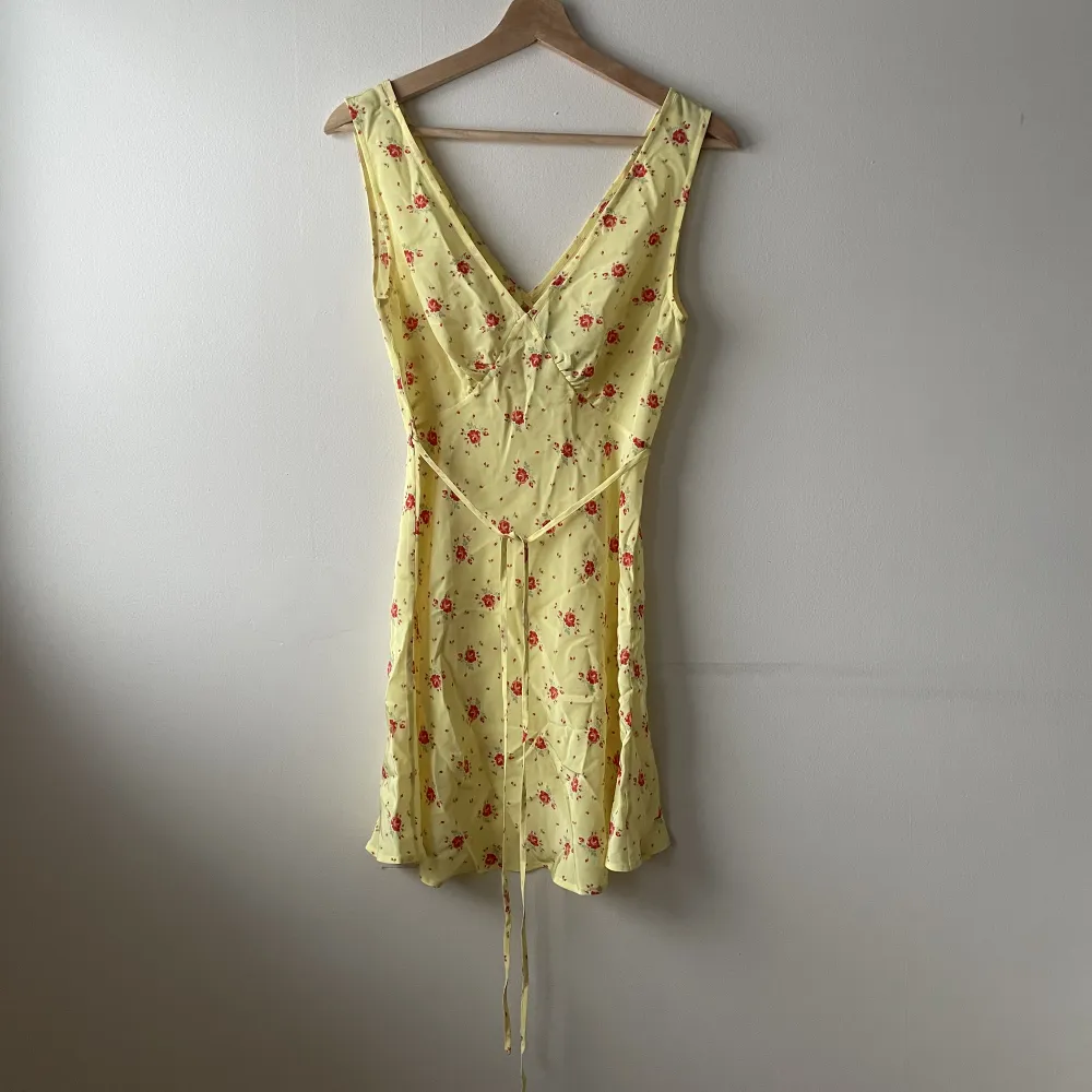 Jättefin gulblommig klänning från Réalisation! Klänningen har snören som kan knytas i ryggen och är i gott skick! Skriv vid frågor eller för fler bilder🤶. Klänningar.