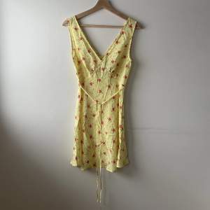 Jättefin gulblommig klänning från Réalisation! Klänningen har snören som kan knytas i ryggen och är i gott skick! Skriv vid frågor eller för fler bilder🤶
