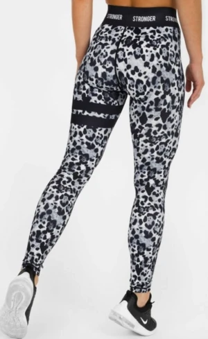 Tights från Stronger - Snygga träningstights från Stronger i deras mönster ”roar”. Har ej kommit till användning, därför säljs de :) Skönt material och bra passform❤️