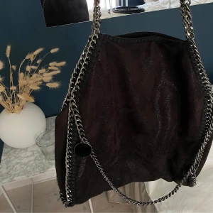 Väska - Säljer denna supersnygga väska för den kommer ej till användning längre! 