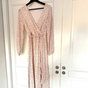 Sommar kläning - Säljer nu min super fina långa sommarklänning då jag ej använder den längre, Stl 36