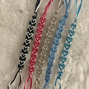 Handgjorda armband - Handgjorda armband av mig, du väljer färg occh design. De är justerbara i längden så passar alla! Passar perfekt som julklapp❤️‍🔥 1 för 30kr 3för 80kr, frakt 18kr oavsett hur många armband. Skriv till mig privat om du är intresserad!❤️‍🔥
