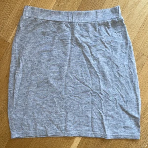 Grå kjol - Grå minikjol från Bikbok, storlek xs men passar S också