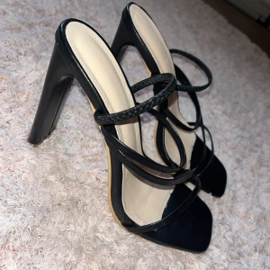 Svarta klackskor  - Svara klackar i storlek 36 men funkar även för de som har storlek 37