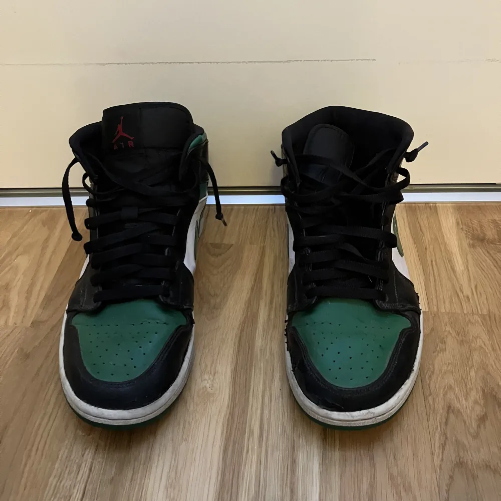 Ett par använda Jordan one mid pine green i storlek 44, har ingen låda och är använda, har lite heeldrag och lite av färgen har flagnat långt fram på ena skon. Skor.