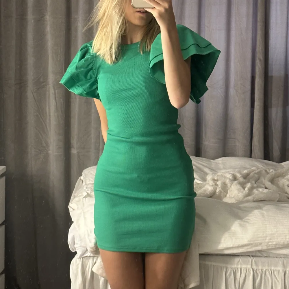 Intressekoll på denna grön klänning från Zara, endast använd en gång på skolavslutningen förra året. . Klänningar.