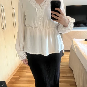 Blus - Använd 1 gång. Kommer inte riktigt ihåg va de var för storlek. Men skulle säga att de passar perfekt på M och lite löst på S