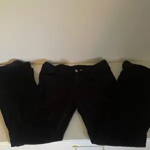 Lågmidjade svarta Manchester byxor från hm. I jättebra skick har inte använts mycket. Finns inga synliga defekter. 