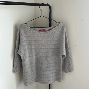 Stickad Tröja  - Säljer denna skitfina stickade tröjan från S.Oliver. Den är aldrig använd och är i fint skick.   Skriv vid intresse, pris kan diskuteras💕