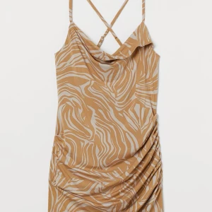 Klänning hm trend zebra - Kort klänning i zebra mönster från hm trend i stl S. Bra skick. 