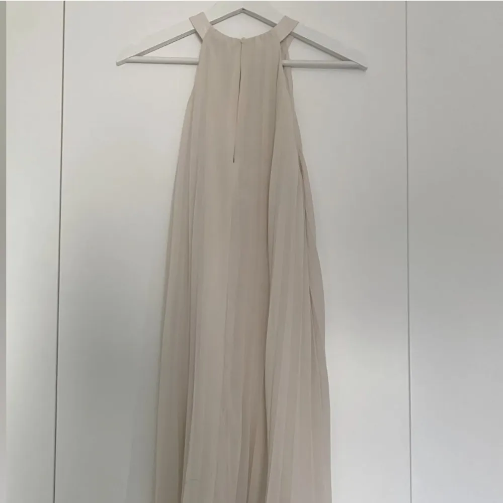 Supersöt klänning från hm som passar perfekt sommaren🤍 Endast använd 1 gång!. Klänningar.