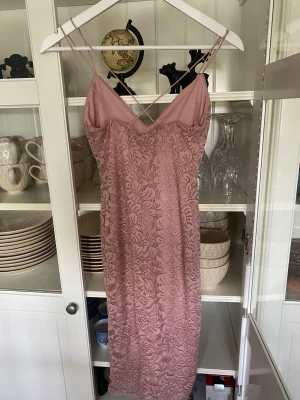 Gullig klänning  - Jag har alltid älskat denna klänning. Men nu har jag aldrig något tillfälle att använda den. Inget är sönder och inga fläckar. 