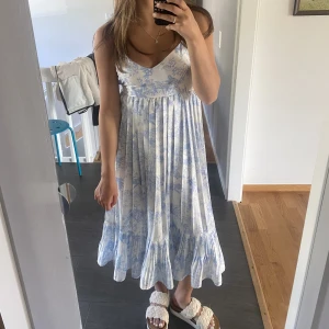 Sommarklänning - Super fin klänning, från hm ordinarie men beställd på sellpy.