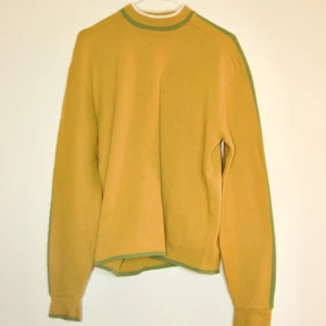 Stickad tröja retro - Gul tröja med gröna ränder 