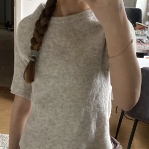 Samsøe samsøe - Jätte fin stickad T-shirt från samsøe samsøe. Köpt på Plick och har ett hål i armen men det är inget man ser 