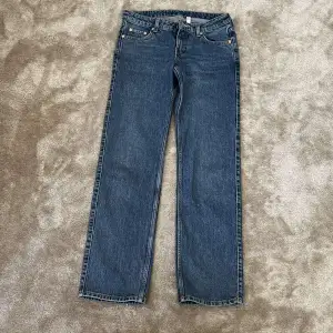 Lågmidjade Blåa jeans från WEEKDAY i modellen arrow low  Jätte bra skick och har bara använt 2-3 gånger Midjemått: 37cm Innerbensmått: 81 (passar bra på mig som är 170)