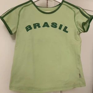 Brasil topp - Grön t-shirt med populärt tryck. Jätte bra kondition, inte använd. Står som M men sitter som XS.