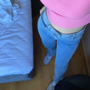 Mid waist jeans - Säljer nu mina jätte fina och sköna mid waist jeans från kids brandstore:)  Köpt för 799 men säljer för 150 + frakt💕 Inga defekter eller skador!  Hör av dig vid funderingar💕 Storlek : S Pris : 150 + frakt 