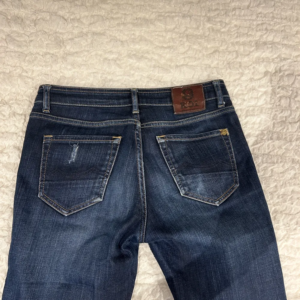 Säljer mina favvvo Lågmidjade bootcut jeans från märket KOI. Jättefin färg och bra skick!!! . Jeans & Byxor.