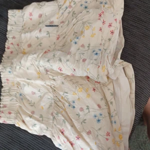 Polarn o pyret tjol  - Gul med blommor 