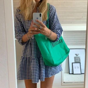 Rutig klänning zara - Säljer denna snygga klänningen ifrån zara, bara använt några gånger, tar emot prisförslag 