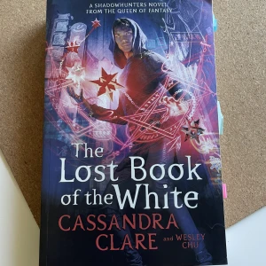 Cassandra Clare book - Hej! Jag säljer 2an i denna bi-serien av Cassandra Clare. Det är en fortsättning av Shadowhunters som fokuserar på Magnus Bane och Alec Ligtwood. Älskar dom! (Jag ska ta bort lapparna, köparen står för frakten eller kan mötas upp) Ha en fin dag! :)